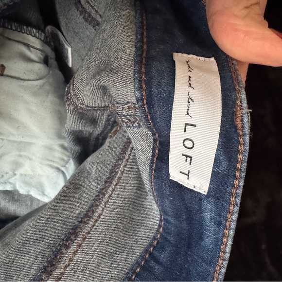 Loft capri jeans with side slits. Size 4 (27). - Picture 3 of 8